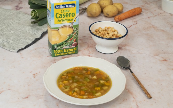 Sopa de verduras con tomillo con producto